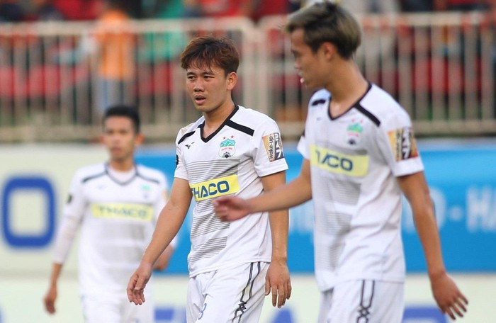 Minh Vương (trái) ghi bàn cho HAGL sau pha phối hợp với Văn Toàn.