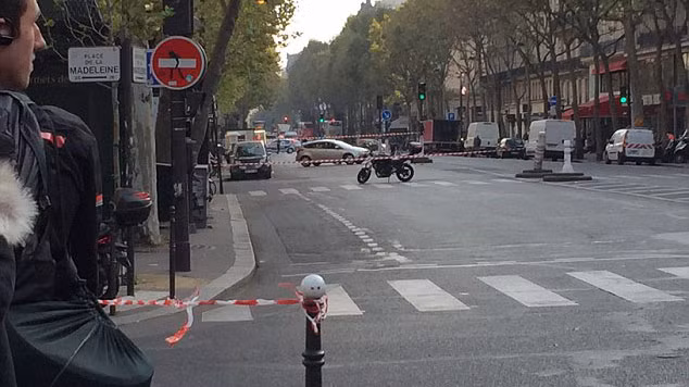 Đại lộ Boulevard de la Madeleine cùng các tuyến đường xung quanh bị phong tỏa vì chiếc xe chứa bom.
