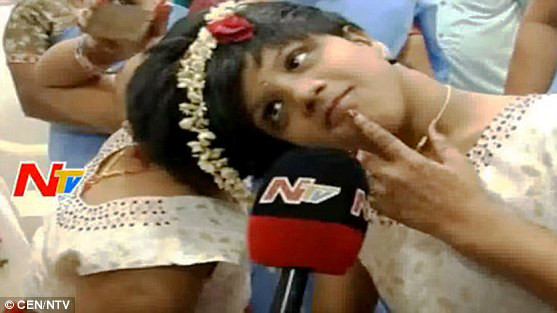 Cặp song sinh dính liền đầu kỉ niệm sinh nhật lần thứ 14 trong bệnh viện