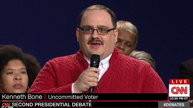 Anh Kenneth Bone khiến dân Mỹ chao đảo vì câu hỏi gửi đến hai ứng viên Tổng thống.