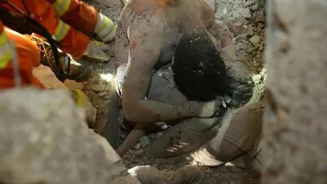 Cảnh tượng cha mẹ che chở con gái trong đống đổ nát vụ sập nhà ở Ôn Châu khiến người xem phải ứa nước mắt.