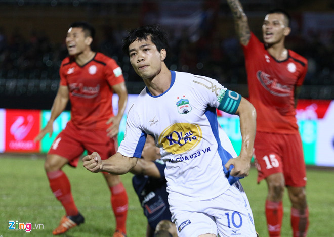 Công Phượng vẫn thể hiện phong độ săn bàn tốt ở Nuti Cafe V-League 2018 nhưng không đủ để giúp HAGL bay cao.