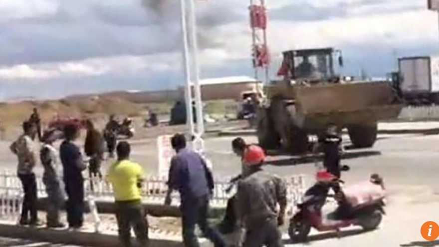 Chủ khách sạn lái xe ủi đất lao vào đe dọa đối thủ làm ăn vì tranh giành khách