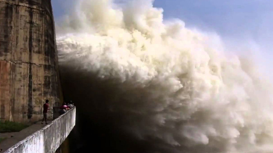 Các hồ thuỷ điện Hoà Bình, Sơn La tiếp tục xả lũ do mưa lớn từ thượng nguồn