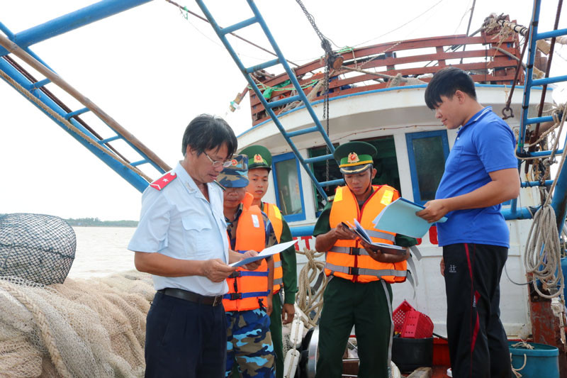 Các lực lượng chức năng kiểm tra, kiểm soát tàu cá liên quan đến chống đánh bắt bất hợp pháp, không khai báo, không theo quy định (IUU)
