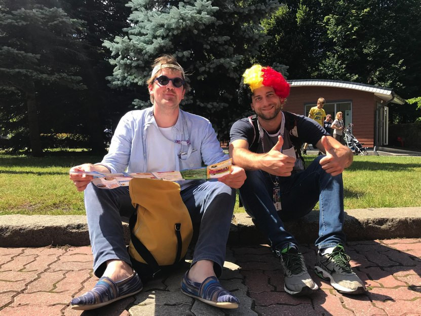 David (phải) và bạn mong tuyển Bỉ thua Anh.