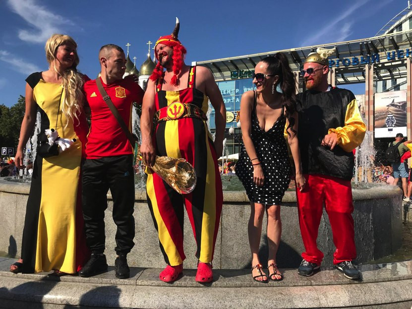 CĐV đội tuyển Bỉ chụp ảnh kỷ niệm trước giờ vào sân vận động.