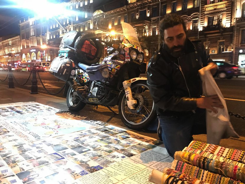 Julian Maiello trong 16 năm đã lái xe máy qua 115 nước trên thế giới, với hành trình dài hơn 400.000 km.