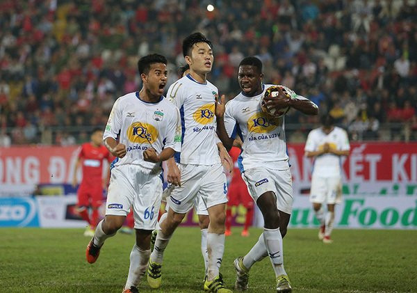 HAGL sẽ vắng Rimario (phải) ở trận đấu với Tp Hồ Chí Minh chiều 3/6.