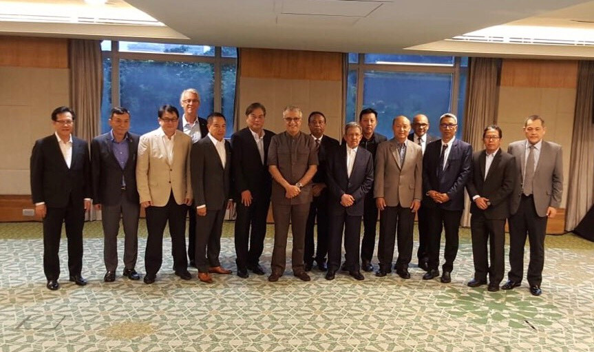 Chủ tịch AFC Salman Bin Al-Khalifa chụp ảnh kỷ niệm với đại diện các thành viên AFF tại Kuala Lumpur.