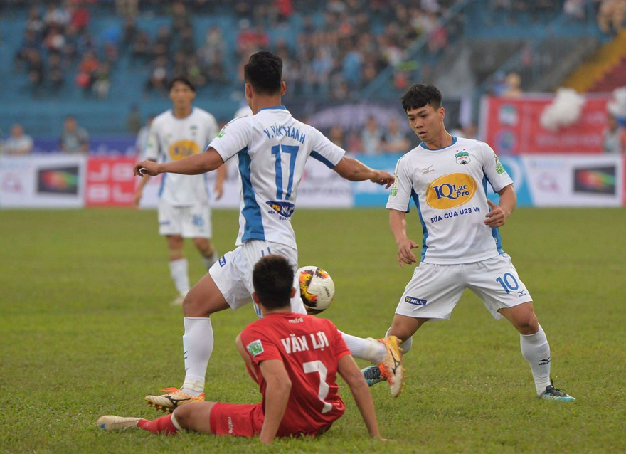 Công Phượng (số 10) chơi chưa nổi bật sau 2 trận đấu của HAGL ở V-League 2018.