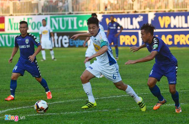 Lương Xuân Trường đi bóng giữa hai cầu thủ Bình Dương ở trận đấu chiều 10/3 trên sân Pleiku.
