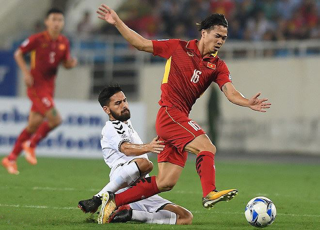 Công Phượng bị cầu thủ Jordan truy cản ở trận đấu tối 27/3. Ảnh: Zing