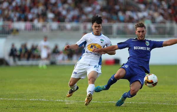 Bình Dương (áo xanh) hài lòng với việc cầm hòa 0-0 HAGL