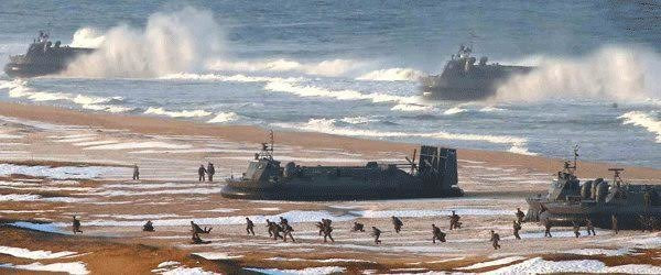 Binh sĩ Triều Tiên tập trận cùng tàu đổ bộ tại địa điểm chưa xác định. Ảnh: NK News.