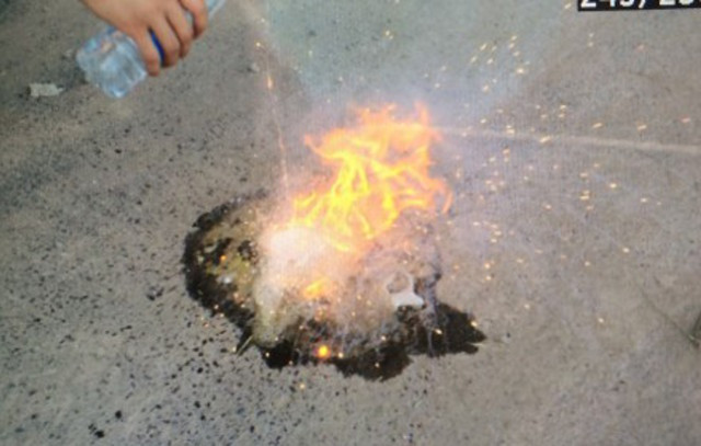 Tinh thể màu trắng bùng cháy khi gặp nước