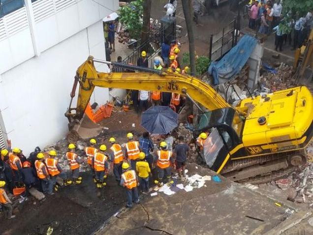 Hiện trường vụ sập toà nhà 4 tầng