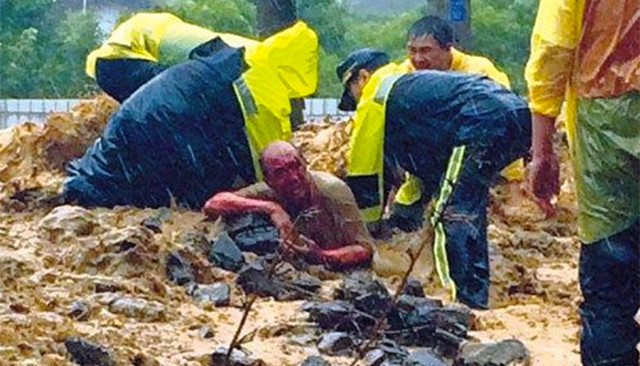 Lực lượng cứu hộ đang nỗ lực cứu người đàn ông bị vùi trong bùn đất