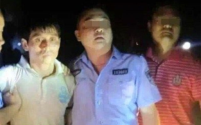 Cảnh sát bắt giữ nghi phạm (áo trắng)