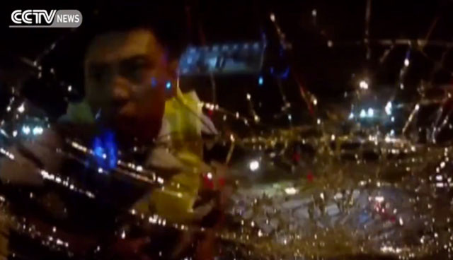  Cảnh sát giao thông nằm trên cốp “xe điên” suốt 2km