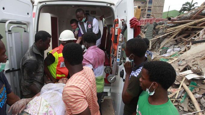 Các nhân viên cứu hộ đưa người bị thương trong vụ sập nhà thờ đến bệnh viện