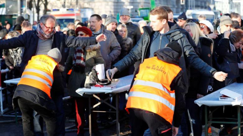 Người tham gia đón năm mới tại các địa điểm quan trọng ở Berlin, Đức được kiểm tra an ninh kỹ càng 