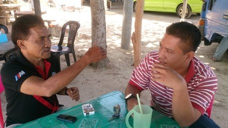 Anh Alif Fathi Abdul (phải) nộp báo cáo cho Cơ quan thực thi pháp luật hàng hải Malaysia cùng người chú.