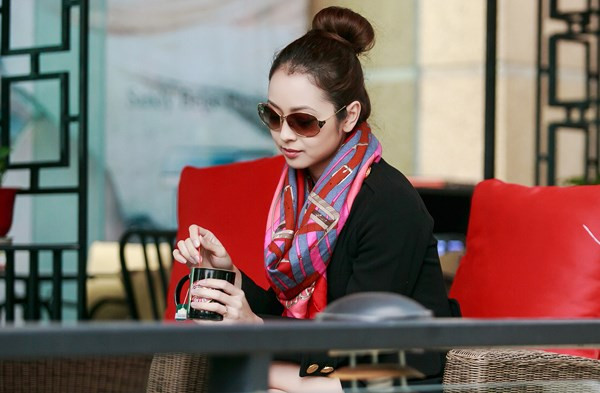 Jennifer Phạm 'phủ kín' hàng hiệu dạo phố