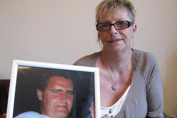 Cô Pascale bên di ảnh chồng