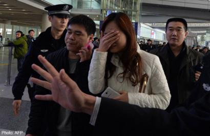 Nhiều người sợ hãi và hồi hộp chờ đợi tin tức của người thân