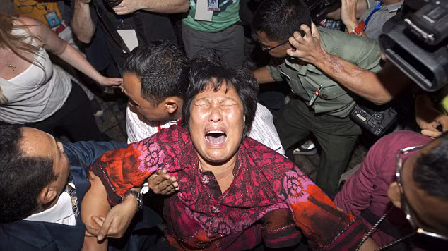 Người nhà thân nhân mất tích trên chuyến bay MH370 đau đớn, khi nghe tin dữ ở Trung Quốc