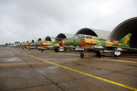 Cận cảnh những 'vệ sĩ' của bầu trời Hà Nội