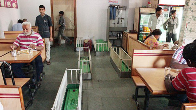 Nhà hàng xây trên nghĩa địa, bàn ăn cạnh quan tài