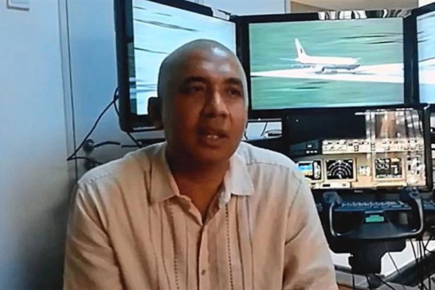 Cơ trưởng Zaharie Ahmad Shad trong buồng lái giả lập tại nhà