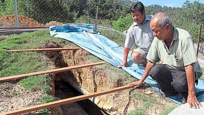 Ngôi mộ bị đào trộm (Ảnh: The Star)