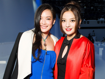 Triệu Vy, Thư Kỳ đẹp lộng lẫy tại Paris Fashion Week