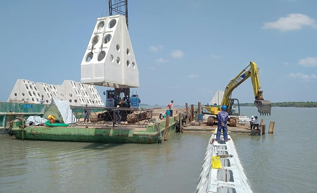 Đề tài:”Ứng dụng giải pháp bê tông cốt phi kim nhằm tăng cường tính bền vững cho các công trình kè chắn sóng ven biển ở khu vực đồng bằng sông Cửu Long dưới tác động của biến đổi khí hậu” được UBND tỉnh Cà Mau cho triển khai ứng dụng tại biển Đá Bạc.