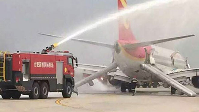 Xe cứu hoả tới dập tắt đám cháy trong khoang hành lý máy bay