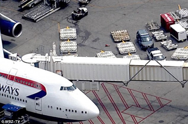 Chiếc máy bay hạ cánh tại sân bay quốc tế Logan