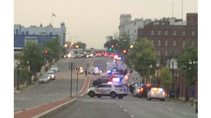 Xe cảnh sát tới hiện trường vụ xả súng