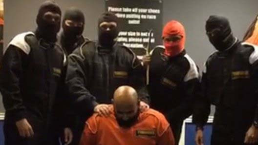 Ảnh từ đoạn clip của nhóm nhân viên ngân hàng HSBC