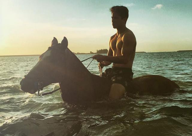 Cư dân mạng đang phát cuồng vì chàng hoàng tử đẹp trai, bụng 6 múi.