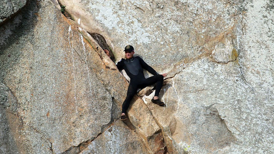 Anh Michael Banks bị mắc kẹt giữa vách núi dựng đứng