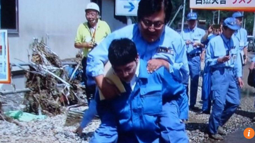 Thứ trưởng Bộ Tái thiết Nhật Bản Shunsuke Mutai bị chỉ trích vì để cấp dưỡi cõng khi đi qua vũng nước