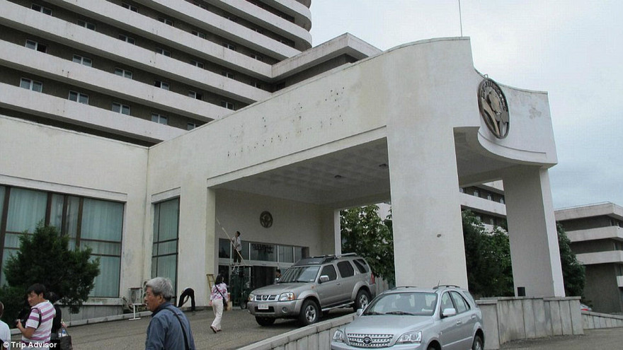 Bên ngoài khách sạn 6 sao Ryanggang của Triều Tiên