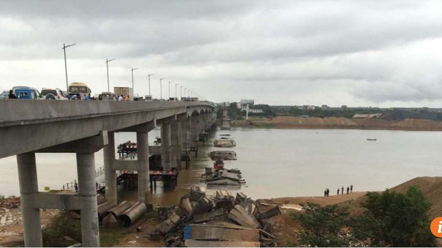 Cây cầu lớn bị sập hoàn toàn