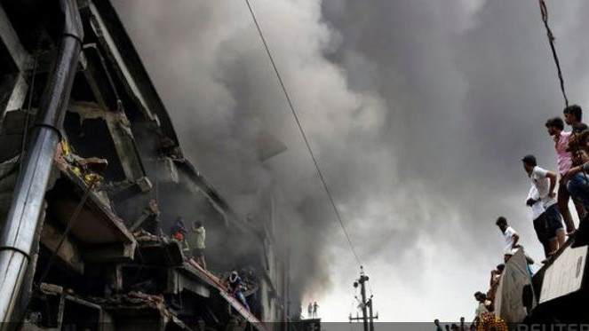 Khói bốc lên mịt mù từ vụ cháy nhà máy.