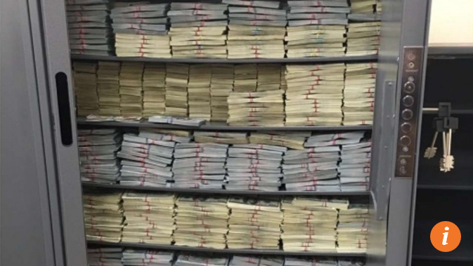 Tiền chật kín két sắt khổng lồ trong nhà của đại tá cảnh sát Dmitry Zakharchenko