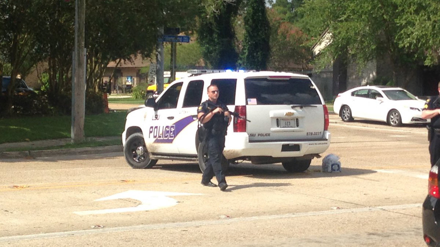 Cảnh sát có vũ trang gần hiện trường vụ nổ súng