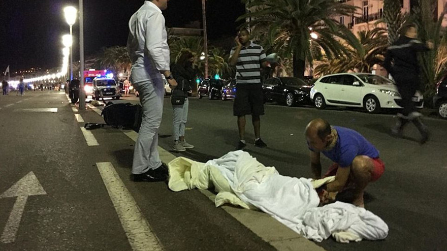 Theo các báo cáo, một chiếc xe tải đã điên cuồng đâm vào đám đông người dân đang xem pháo hoa nhân dịp kỷ niệm ngày Quốc khánh Pháp ở thành phố Nice. 